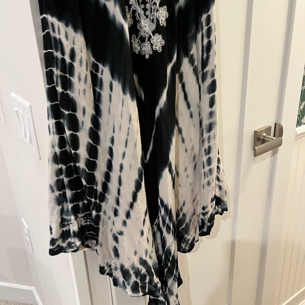 Black and White Embellished Tie-Dye Sleeveless Dress - Picture 3 of 5